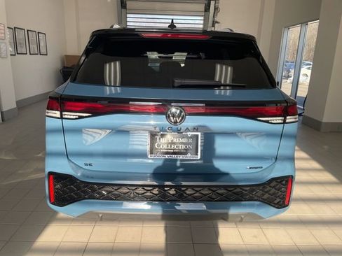 Certified 2025 Volkswagen Tiguan SE R-Line image 3