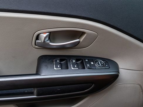 Used 2019 Kia Sedona L FWD image 22