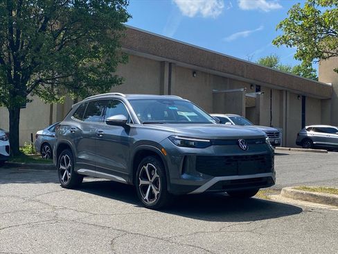 Used 2025 Volkswagen Tiguan SE image 1