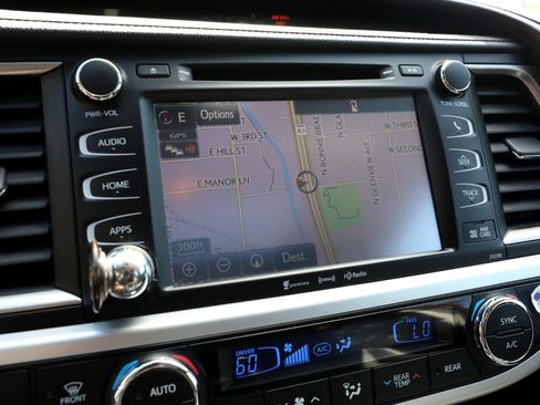 Used 2019 Toyota Highlander XLE image 27