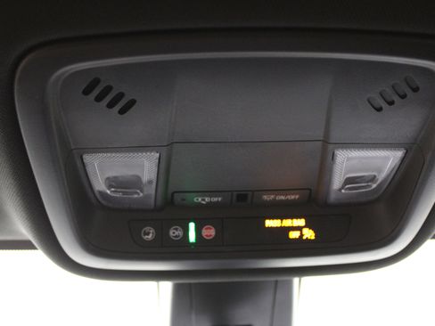 Used 2022 Chevrolet Traverse LT image 18