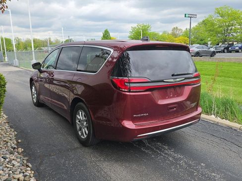 Used 2023 Chrysler Pacifica Touring-L FWD image 6