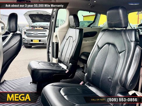 Used 2017 Chrysler Pacifica Touring-L FWD image 17