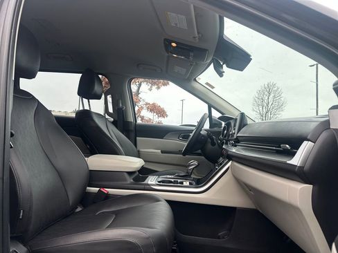 Used 2023 Kia Carnival LX image 17