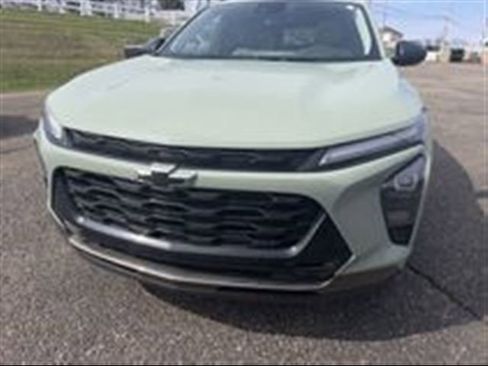 Used 2025 Chevrolet Trax ACTIV w/ Sunroof Package image 2