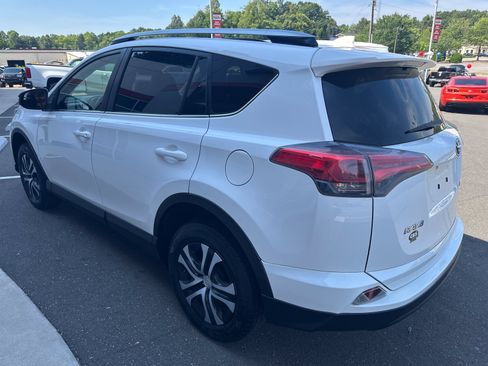 Used 2018 Toyota RAV4 LE FWD image 6