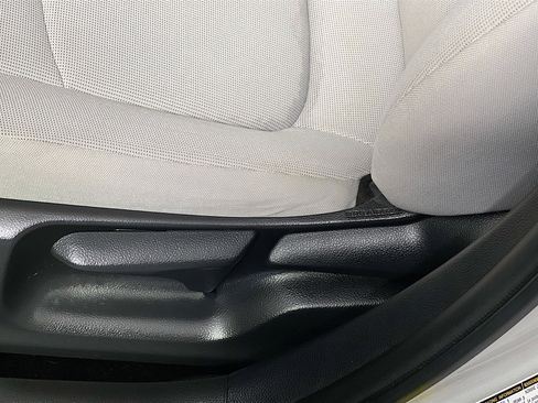 Used 2022 Toyota Corolla LE FWD image 15