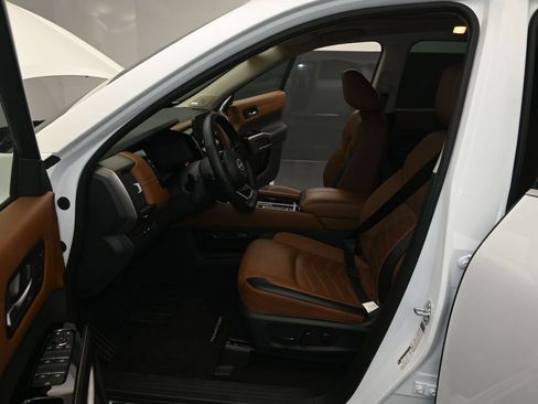 Used 2025 Nissan Pathfinder Platinum FWD image 17