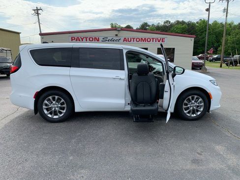 Used 2024 Chrysler Pacifica Touring-L AWD/4WD image 1