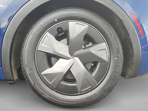 Used 2024 Toyota Prius LE FWD image 28