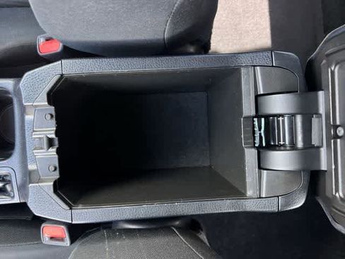 Used 2018 Toyota RAV4 LE FWD image 27