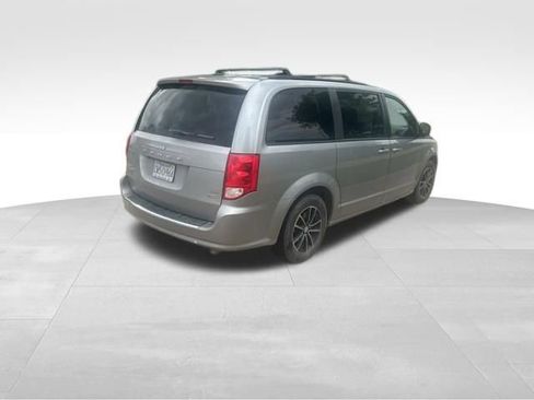Used 2019 Dodge Grand Caravan GT image 3
