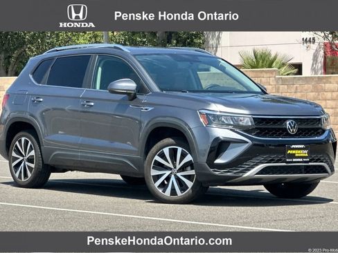 Used 2022 Volkswagen Taos SE FWD image 1