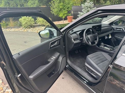 New 2025 Mitsubishi Outlander SE image 20
