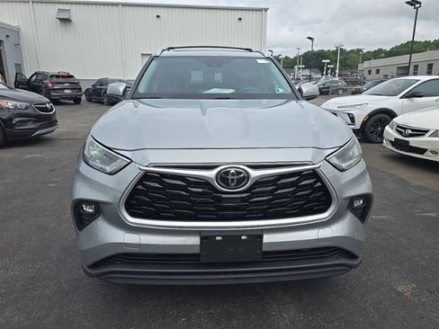 Used 2021 Toyota Highlander XLE AWD/4WD image 2