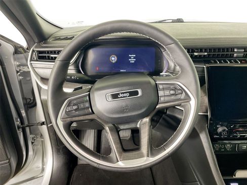 Used 2024 Jeep Grand Cherokee Limited w/ Black Appearance Package AWD/4WD image 18