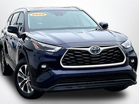 Used 2022 Toyota Highlander XLE image 3