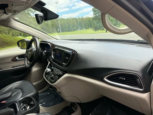 Used 2019 Chrysler Pacifica Touring-L image 17