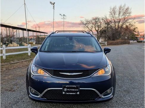 Used 2017 Chrysler Pacifica Touring-L image 2