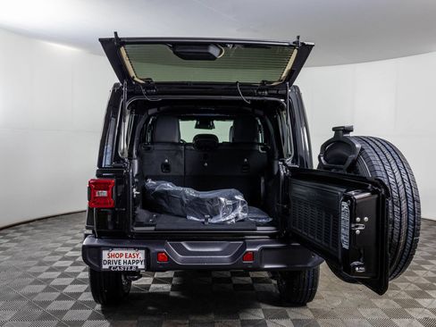 New 2026 Jeep Wrangler Unlimited Sahara AWD/4WD image 37