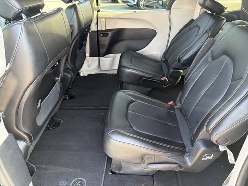Used 2023 Chrysler Pacifica Touring-L FWD image 23