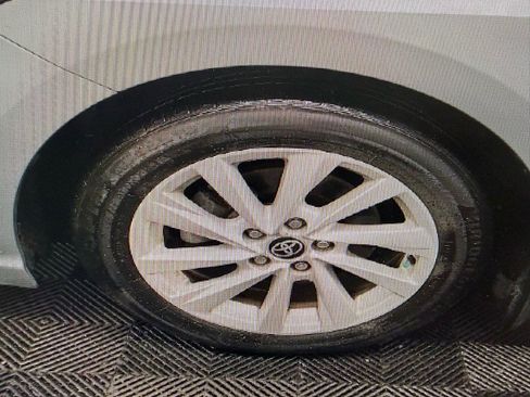 Used 2022 Toyota Camry SE image 2