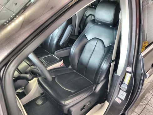 Used 2023 Chrysler Pacifica Touring-L FWD image 11