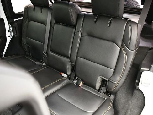 Used 2025 Jeep Wrangler Sahara image 39