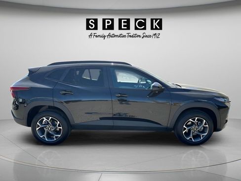 Used 2025 Chevrolet Trax LT w/ LT Convenience Package FWD image 5