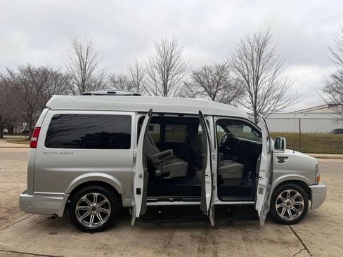 Used 2017 Chevrolet Express 2500 image 35