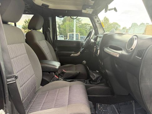 Used 2011 Jeep Wrangler Unlimited Sahara w/ Connectivity Group AWD/4WD image 19