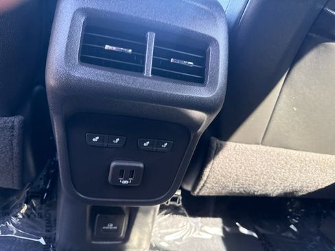 Used 2023 Chevrolet Equinox Premier image 15