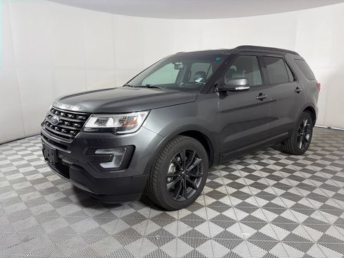 Used 2017 Ford Explorer XLT w/ Equipment Group 202A AWD/4WD image 3