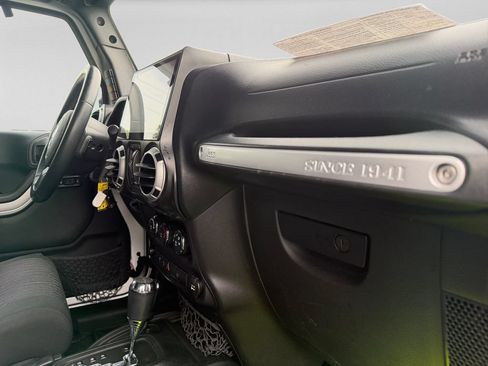 Used 2012 Jeep Wrangler Unlimited Sahara w/ Dual Top Group AWD/4WD image 33