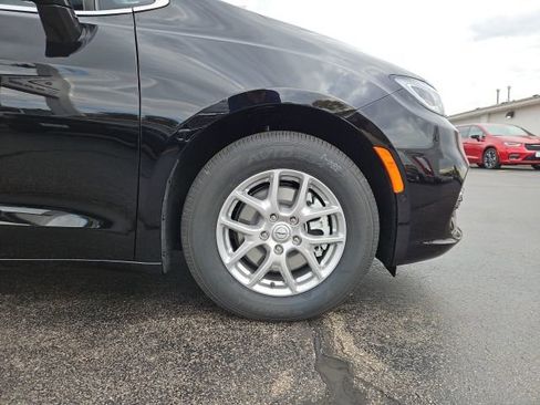 New 2026 Chrysler Pacifica Select image 15