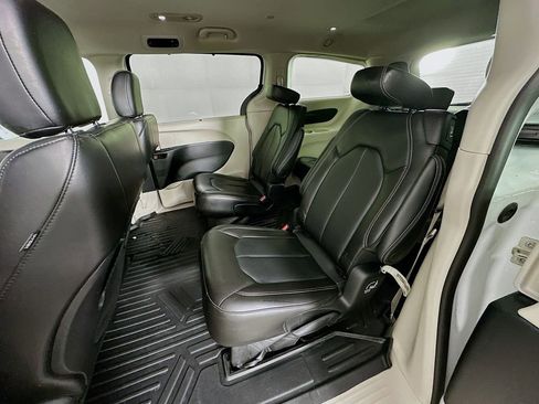 Used 2023 Chrysler Pacifica Touring-L image 31