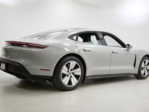 Used 2022 Porsche Taycan image 12