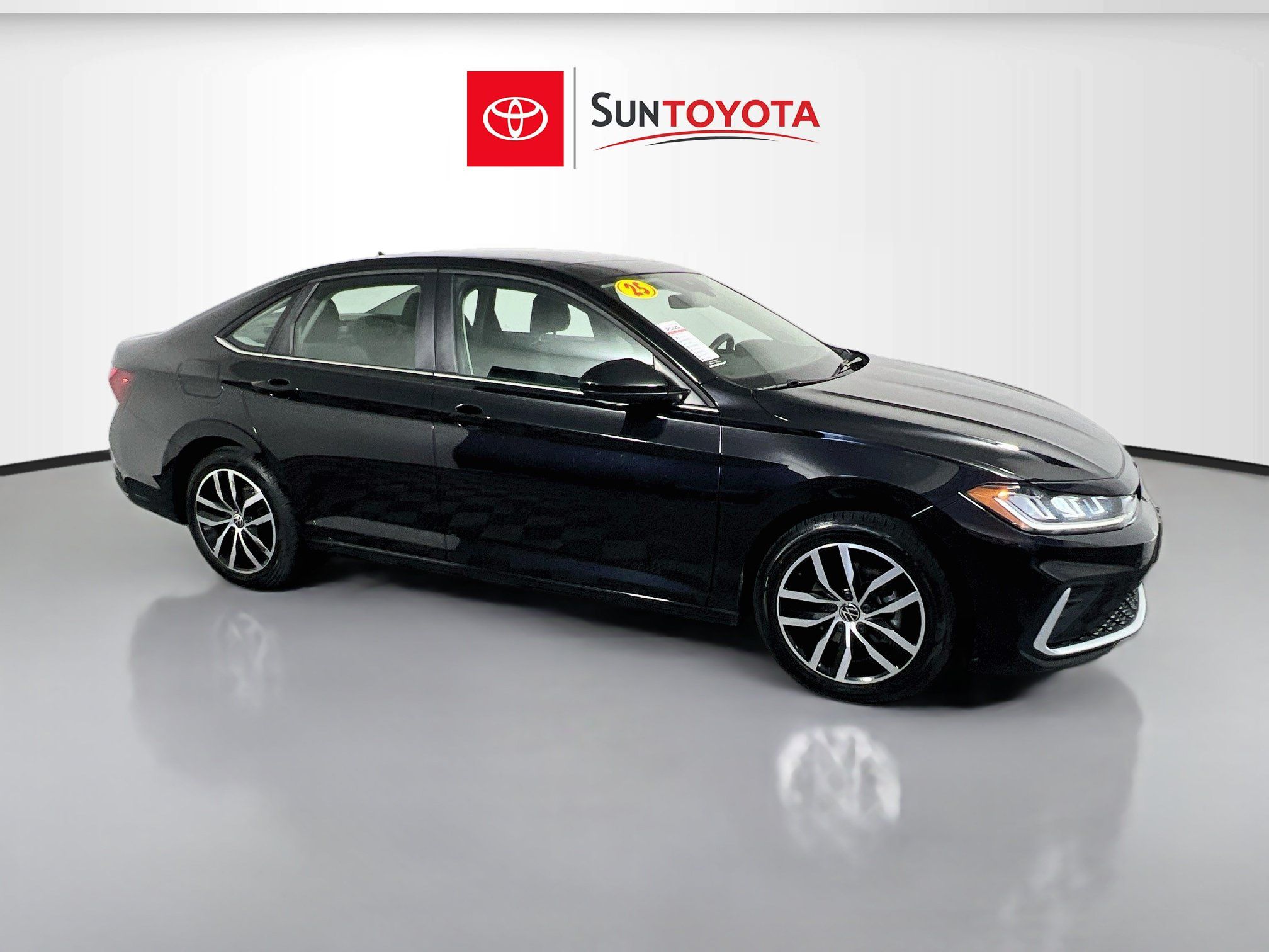 Used 2025 Volkswagen Jetta SE FWD image 1