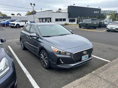 Used 2018 Hyundai Elantra GT FWD image 2