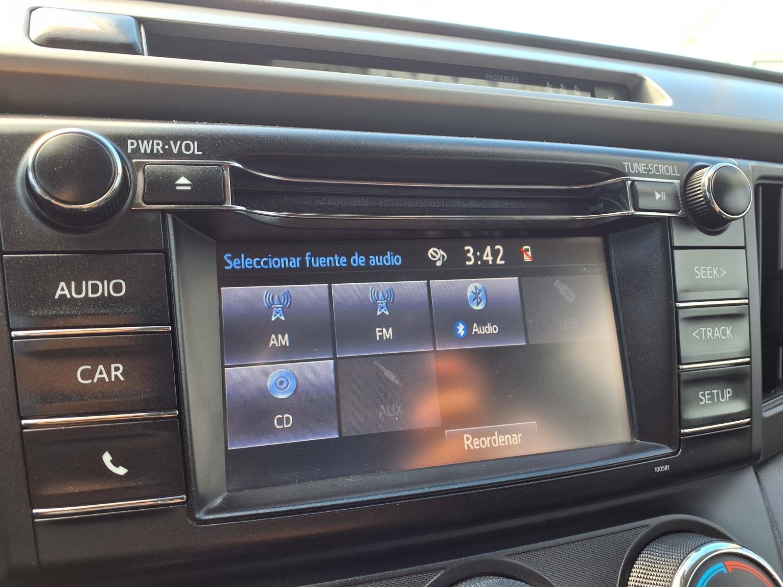 Used 2018 Toyota RAV4 LE FWD image 7