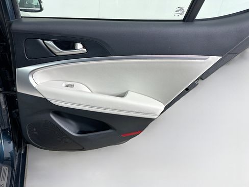 Used 2025 Genesis G70 2.5T image 29