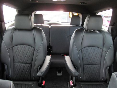 Used 2024 Buick Enclave Avenir w/ Avenir Technology Package image 30