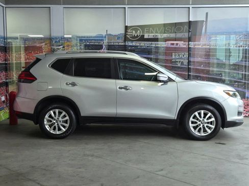 Used 2017 Nissan Rogue SV w/ SV Premium Package AWD/4WD image 4