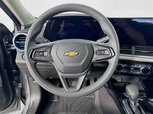 Used 2025 Chevrolet Trax LT FWD image 12