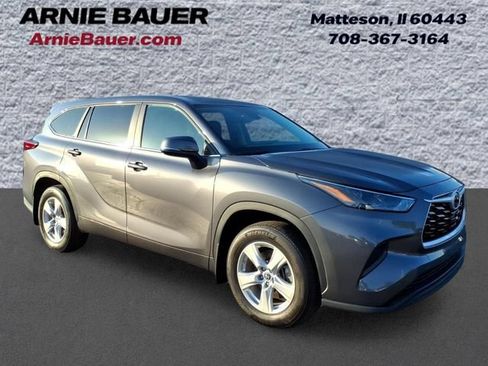Used 2023 Toyota Highlander L FWD image 1