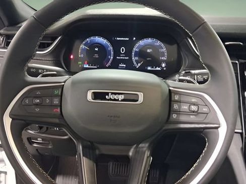 Used 2025 Jeep Grand Cherokee Laredo X w/ Trailer Tow Package AWD/4WD image 11