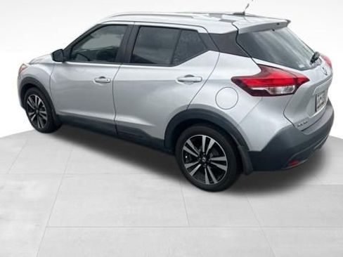 Used 2018 Nissan Kicks SV FWD image 3