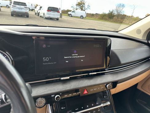 Used 2022 Kia Carnival EX image 31