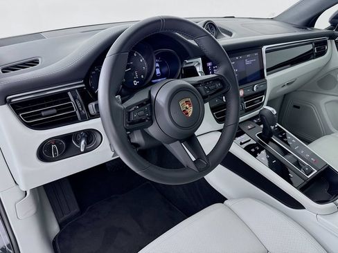 Certified 2025 Porsche Macan AWD/4WD image 4