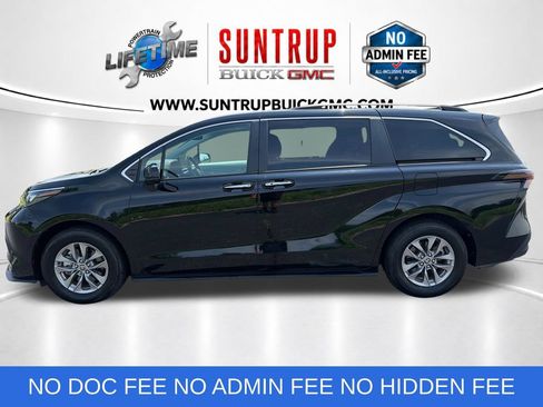 Used 2025 Toyota Sienna XLE FWD image 2